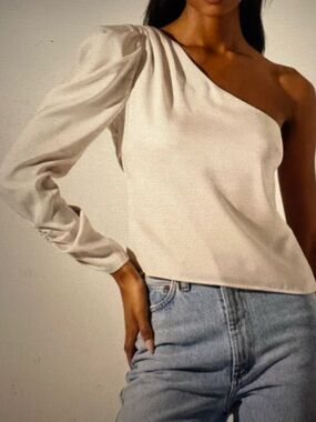 NWT ASTR The Label Women’s Asymmetrical Puff Sleeve One Shoulder Satin Top